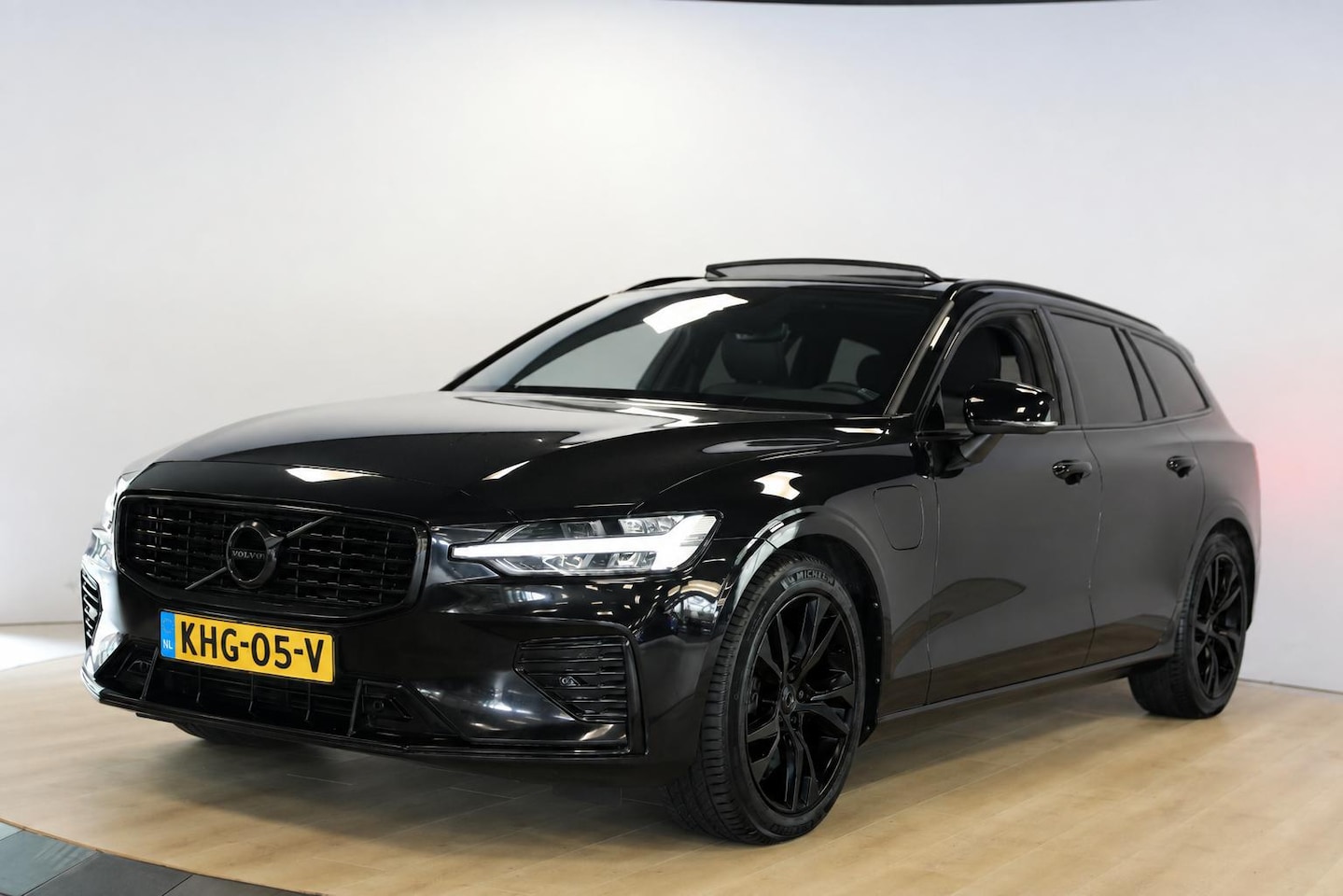 Volvo V60 - 2.0 T6 Recharge AWD R-Design | Black Edition | Schuif- kanteldak | Elektrische trekhaak | - AutoWereld.nl