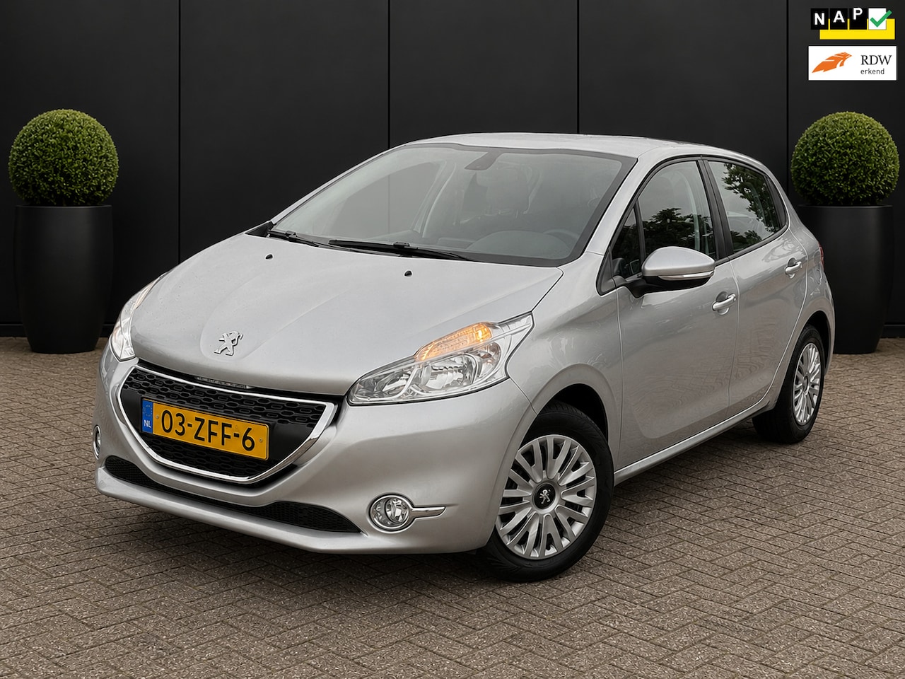 Peugeot 208 - 1.2 VTi Access CLIMA PDC CRUISE CTRL NIEUWE APK NAVI - AutoWereld.nl