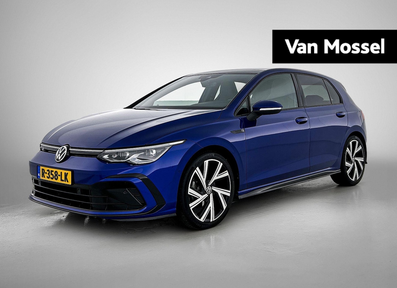 Volkswagen Golf - 1.5 eTSI R-Line | PANORAMADAK | ACHTERUITRIJCAMERA | TREKHAAK | DODEHOEK | STOELVERWARMING - AutoWereld.nl