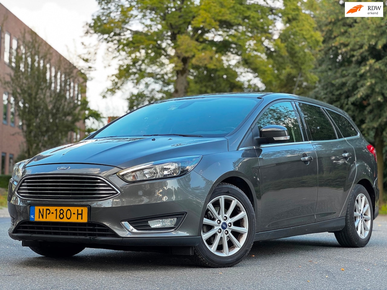 Ford Focus Wagon - 1.0 Titanium|NAVI|PSENSOR|TREKHAAK|6BAK|BOEKJES|2XSLEUTELS - AutoWereld.nl