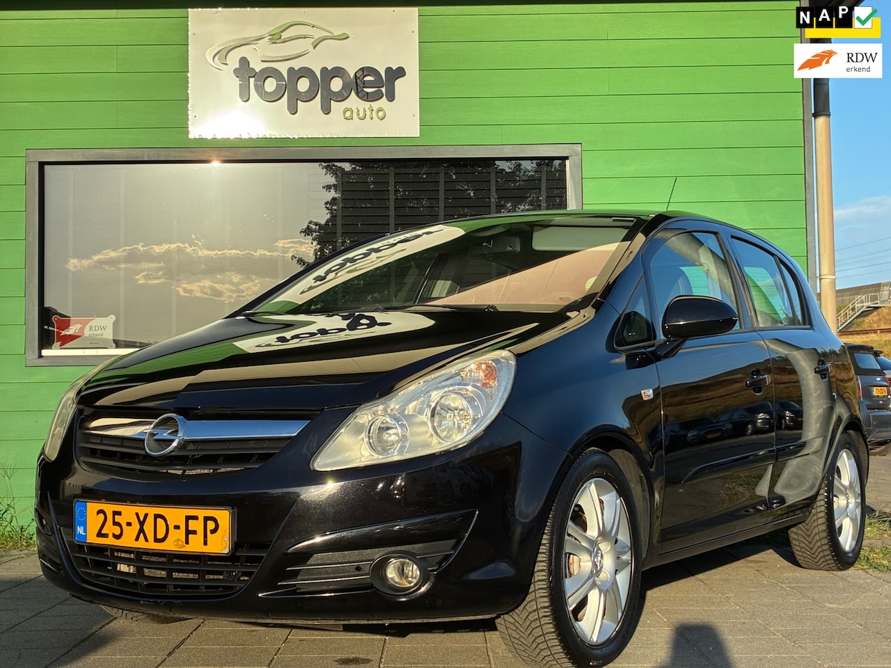 Opel Corsa - 1.4-16V Cosmo|Automaat|Airco|CruiseControl|CarPlay|Navigatie|NAP| - AutoWereld.nl