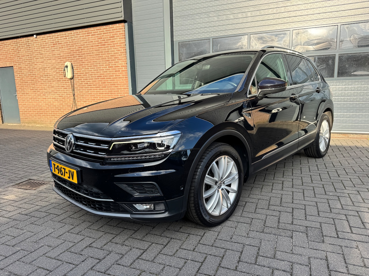 Volkswagen Tiguan - 1.4 TSI Highline VIRTUAL/PANO/LEER/TREKHAAK/CARPLAY - AutoWereld.nl
