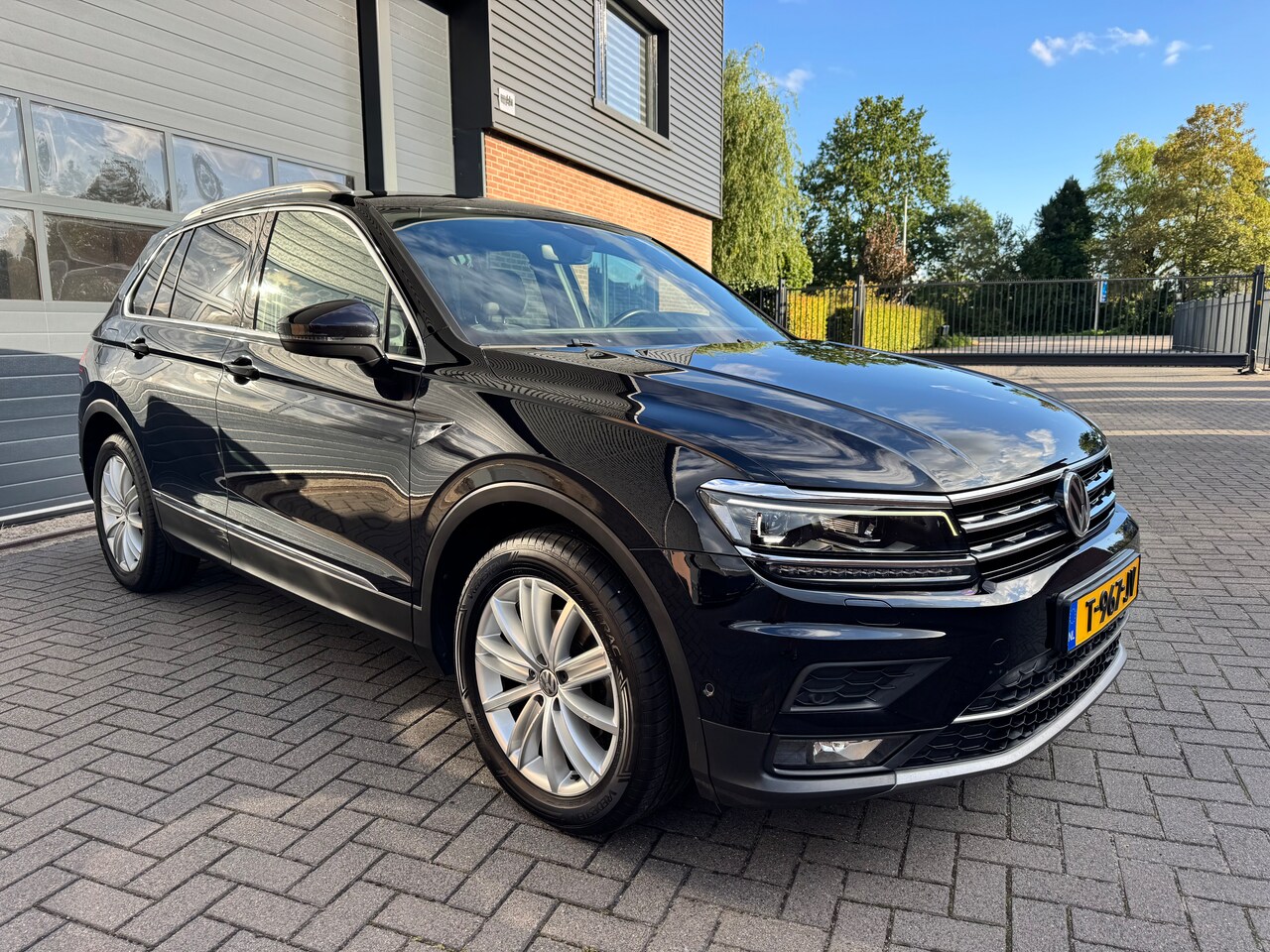 Volkswagen Tiguan - 1.4 TSI Highline VIRTUAL/PANO/LEER/TREKHAAK/CARPLAY