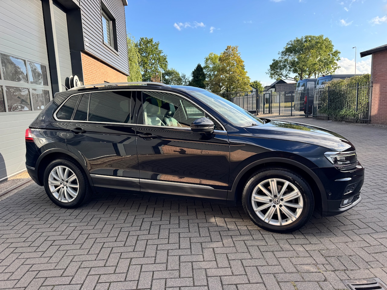 Volkswagen Tiguan - 1.4 TSI Highline VIRTUAL/PANO/LEER/TREKHAAK/CARPLAY