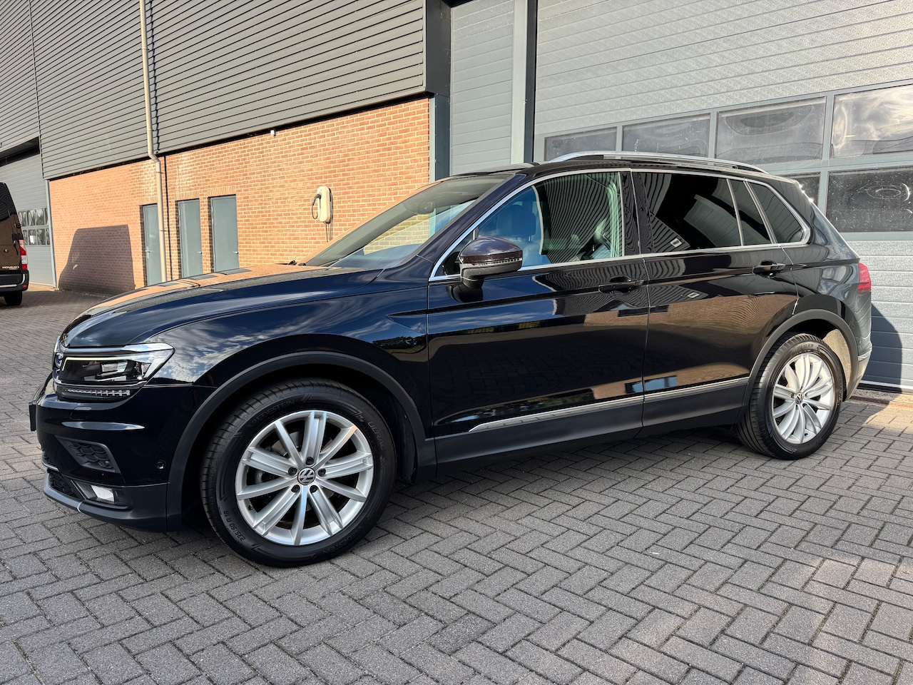 Volkswagen Tiguan - 1.4 TSI Highline VIRTUAL/PANO/LEER/TREKHAAK/CARPLAY