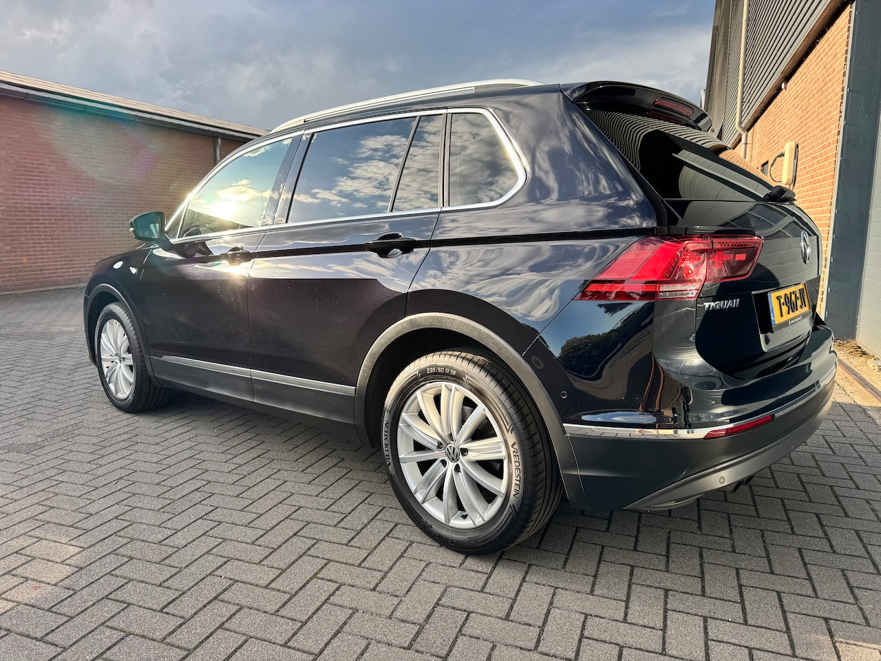 Volkswagen Tiguan - 1.4 TSI Highline VIRTUAL/PANO/LEER/TREKHAAK/CARPLAY