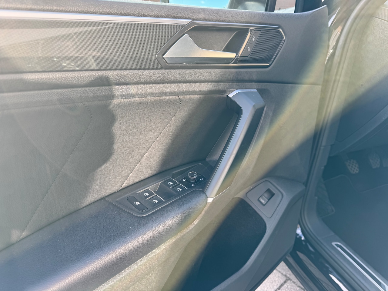 Volkswagen Tiguan - 1.4 TSI Highline VIRTUAL/PANO/LEER/TREKHAAK/CARPLAY