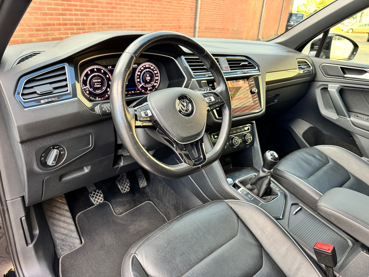 Volkswagen Tiguan - 1.4 TSI Highline VIRTUAL/PANO/LEER/TREKHAAK/CARPLAY