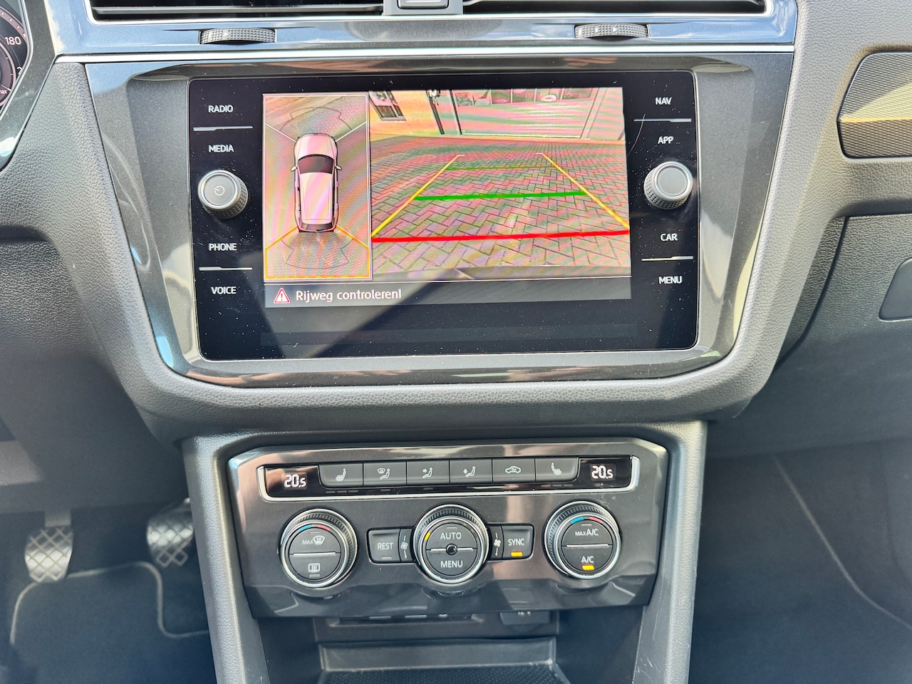 Volkswagen Tiguan - 1.4 TSI Highline VIRTUAL/PANO/LEER/TREKHAAK/CARPLAY