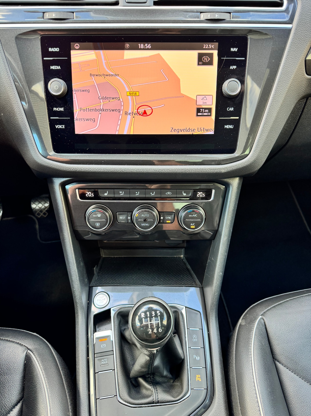 Volkswagen Tiguan - 1.4 TSI Highline VIRTUAL/PANO/LEER/TREKHAAK/CARPLAY
