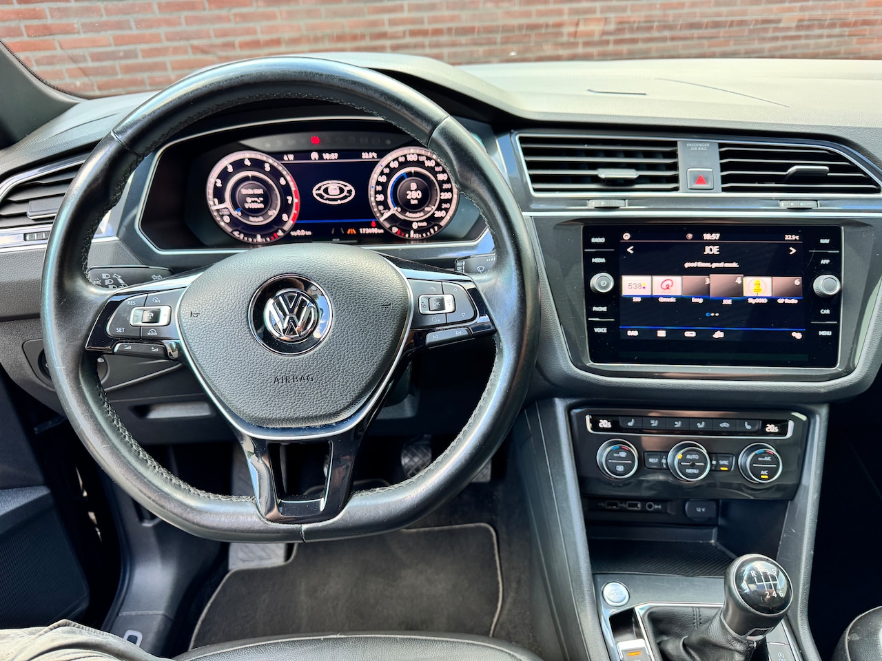 Volkswagen Tiguan - 1.4 TSI Highline VIRTUAL/PANO/LEER/TREKHAAK/CARPLAY