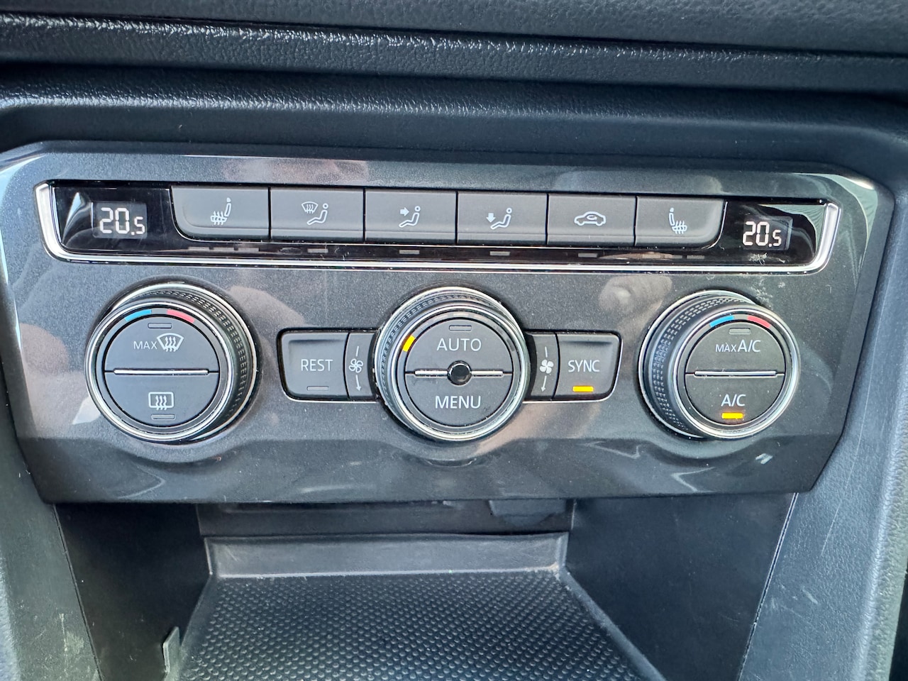 Volkswagen Tiguan - 1.4 TSI Highline VIRTUAL/PANO/LEER/TREKHAAK/CARPLAY