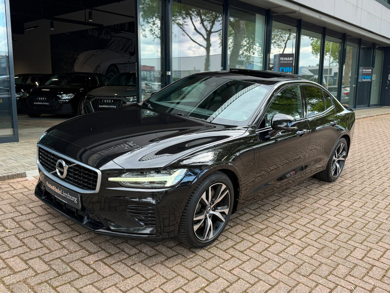 Volvo S60 - 2.0 T8 AWD Twin Engine R-Design|Pano|HUD|CarPlay|1e Eigenaar|Dealer onderhouden - AutoWereld.nl