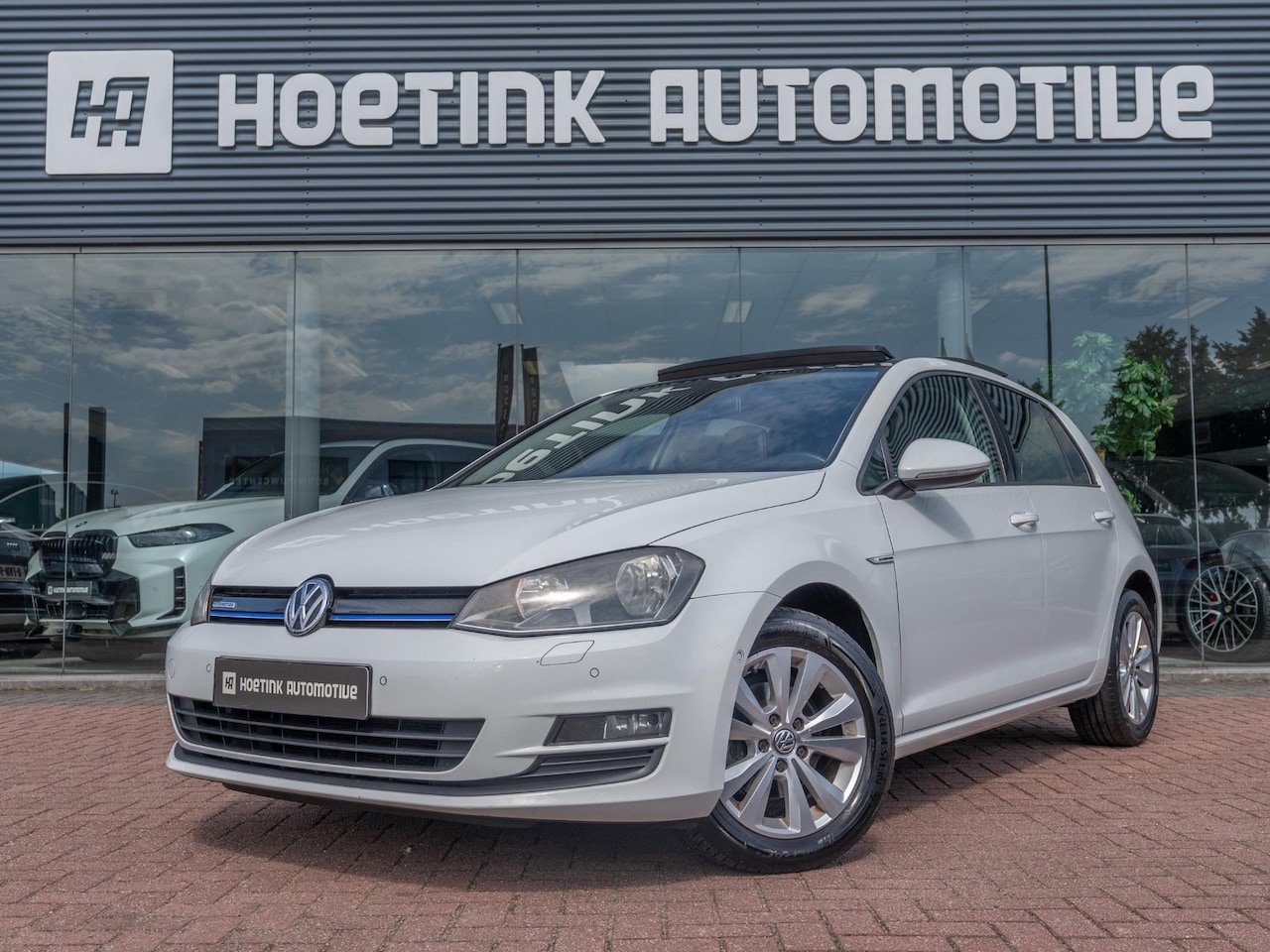Volkswagen Golf - 1.2 TSI Connected Series | Pano | R-Line stoelen | Volledig onderhouden - AutoWereld.nl