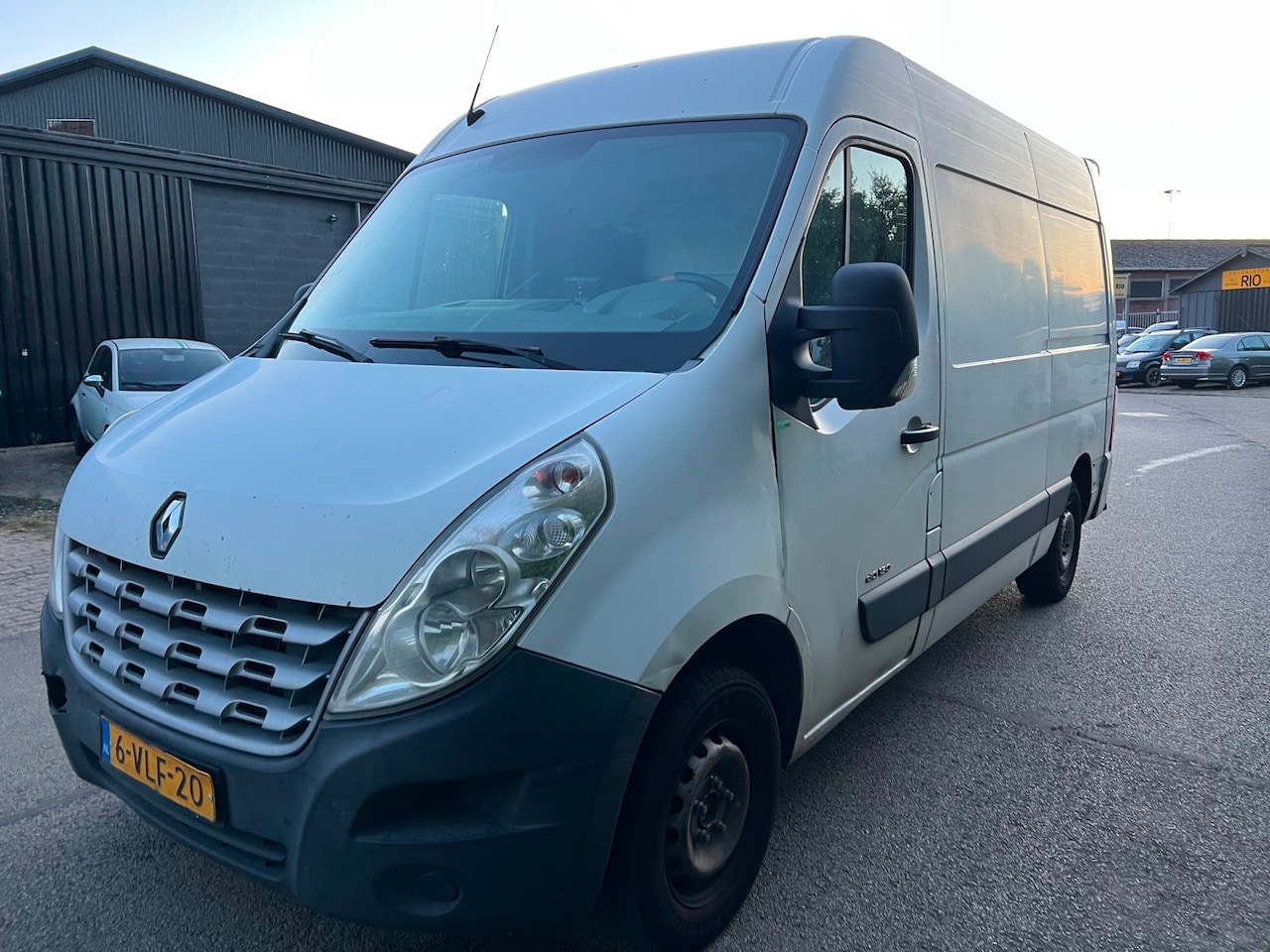 Renault Master - T35 2.3Dci L2H2 laadklep airco - AutoWereld.nl