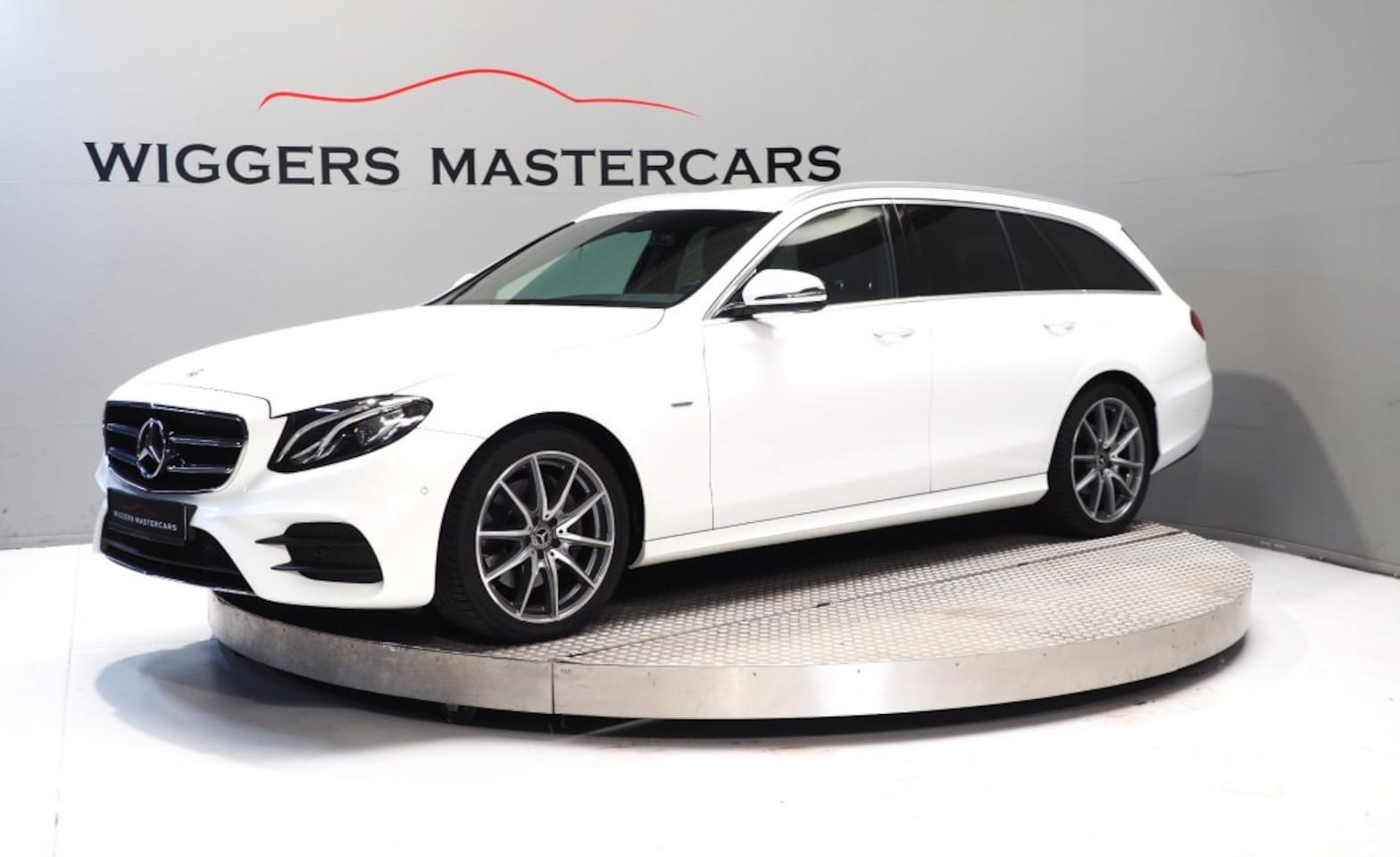 Mercedes-Benz E-klasse - 200 Station 197 PK , Automaat * 19 LM * El.trekhaak * Stoelverw * Camera* Lage KM! - AutoWereld.nl