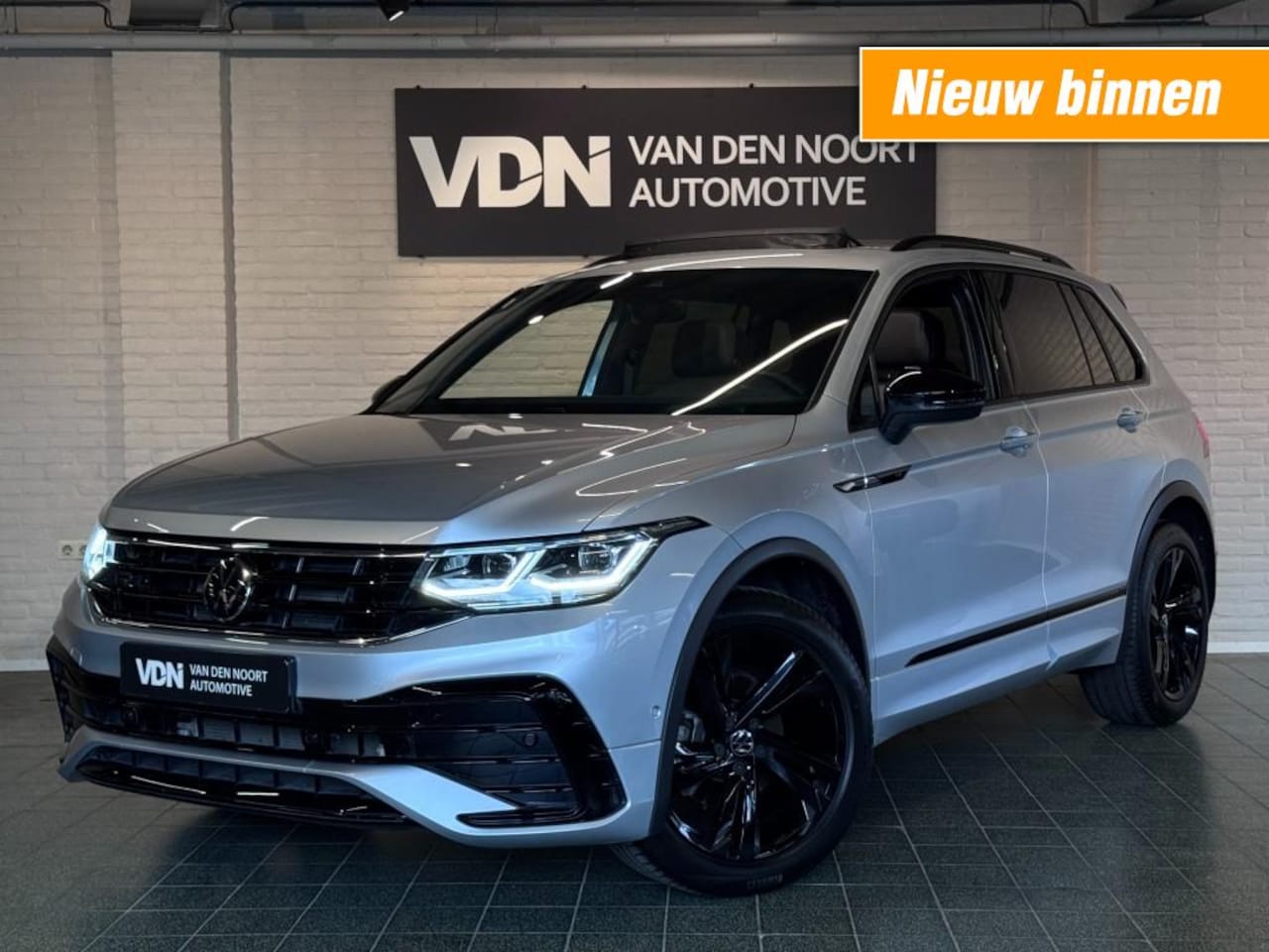 Volkswagen Tiguan - 1.5 TSI R-Line Business Black Style Pano Trekhaak Camera 20'' - AutoWereld.nl