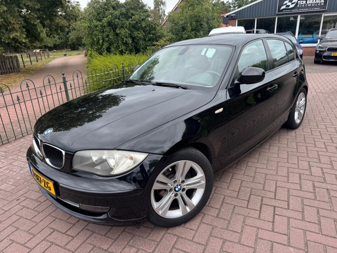 BMW 1-serie - 116i Business Edition Leder,Cruise, Clima, Afn Trekhaak, - AutoWereld.nl