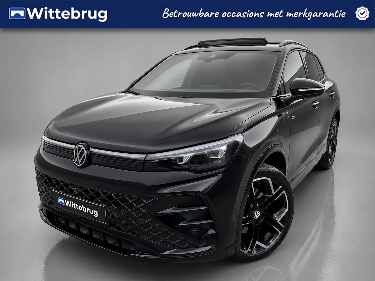 Volkswagen Tiguan - 1.5 eHybrid 272pk R-Line DSG Automaat Black Style / Panorama schuifdak / LM 20 inch / Wegk - AutoWereld.nl
