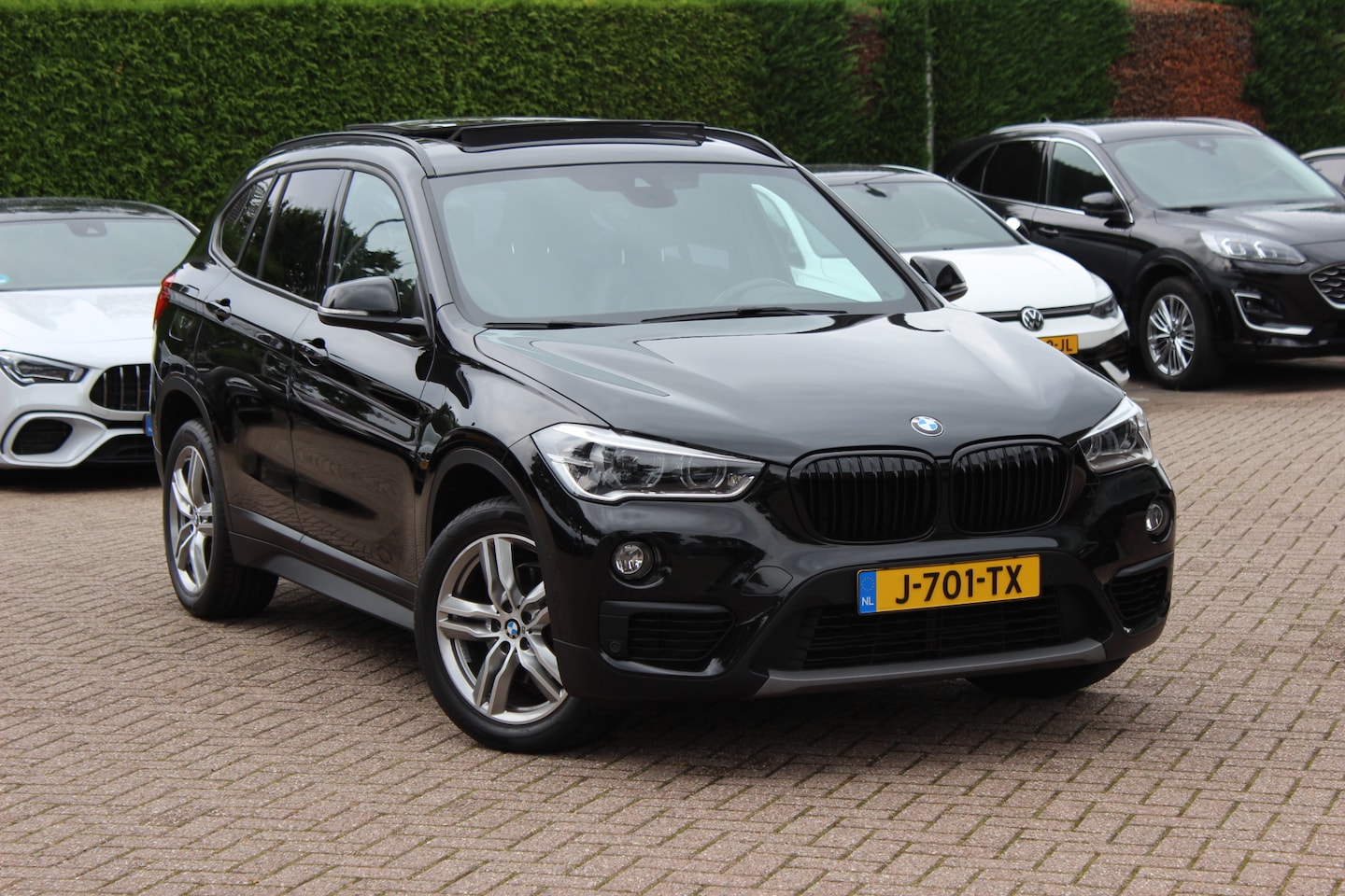 BMW X1 - sDrive18i High Executive / Panoramadak / Leder / Head-up / Parkeerhulp V+A / Navigatie / 1 - AutoWereld.nl