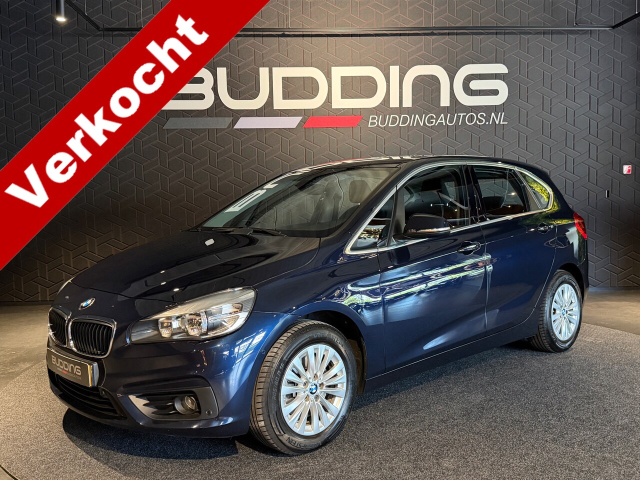 BMW 2-serie Active Tourer - 220i Essential | Trekhaak | PDC - AutoWereld.nl