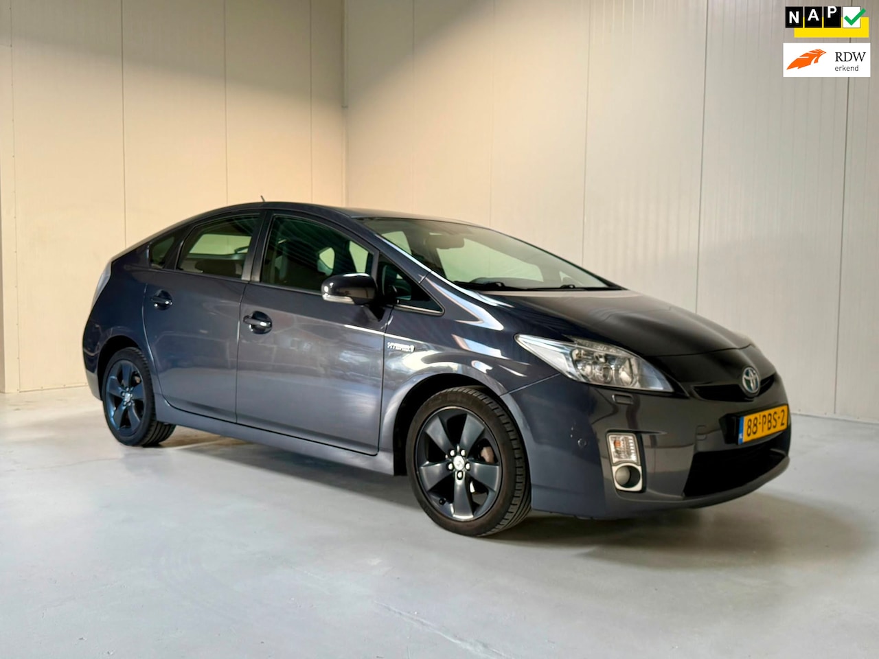 Toyota Prius - 1.8 Dynamic LEER/CAMERA/CRUISE/LM`17 - AutoWereld.nl