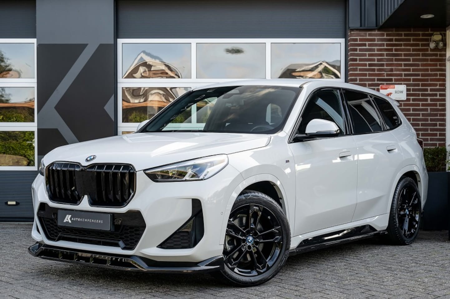 BMW iX1 - xDrive30 M Sport | Maxton | Camera | Adaptief M-Onderstel | 313 pk | Stoelverw. | 19' Inch - AutoWereld.nl