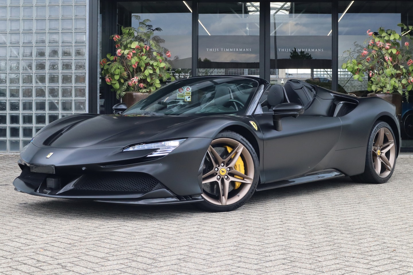 Ferrari SF90 Spider - 4.0 V8 | Novitec-uitlaat, Carbon in/ex, Lift, Pass. display, Carbon daytona racestoelen, J - AutoWereld.nl