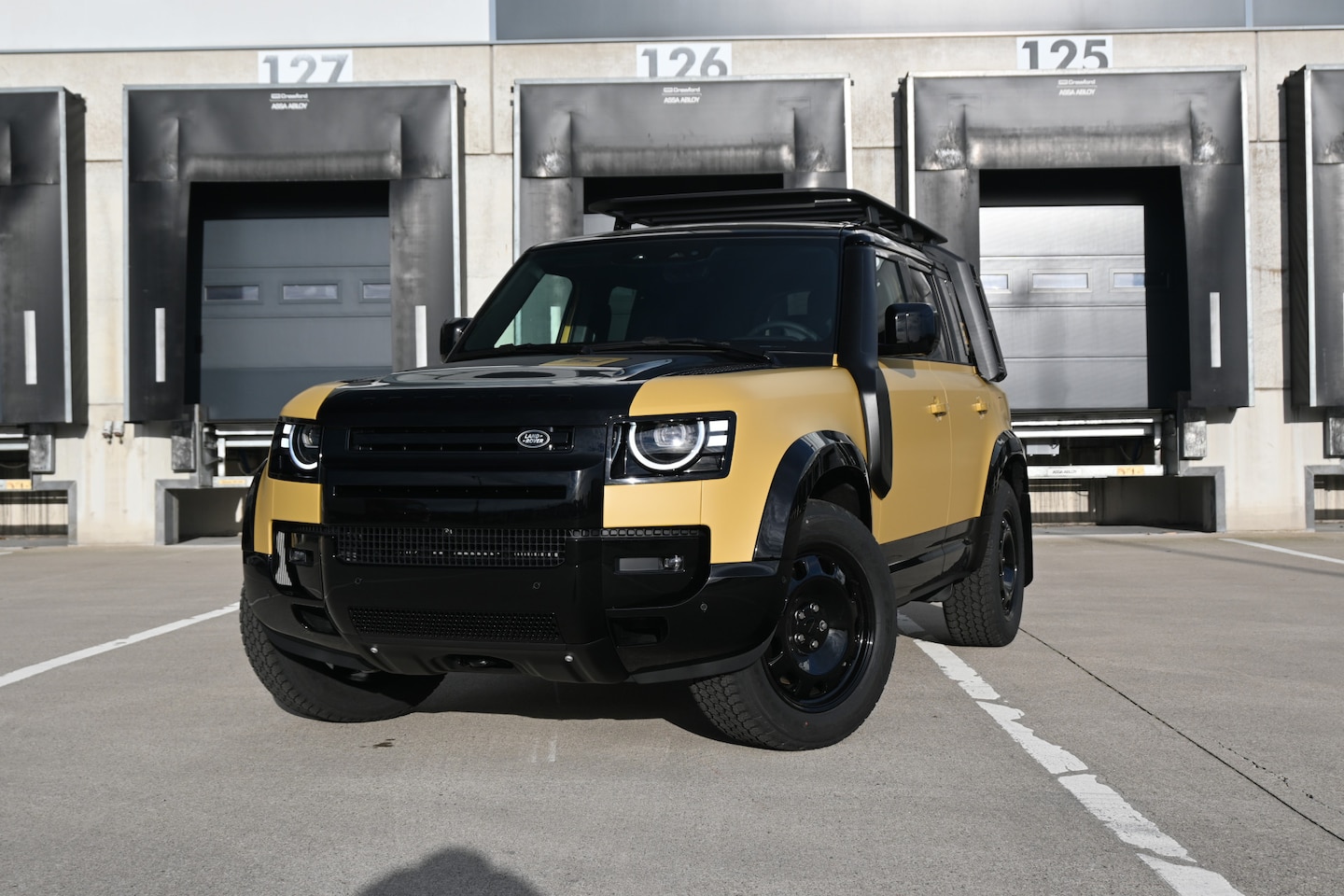 Land Rover Defender 110 - 2.0 P300e 110 Trophy Edition Deep Sandglow Yellow | € 1.437 per maand* - AutoWereld.nl