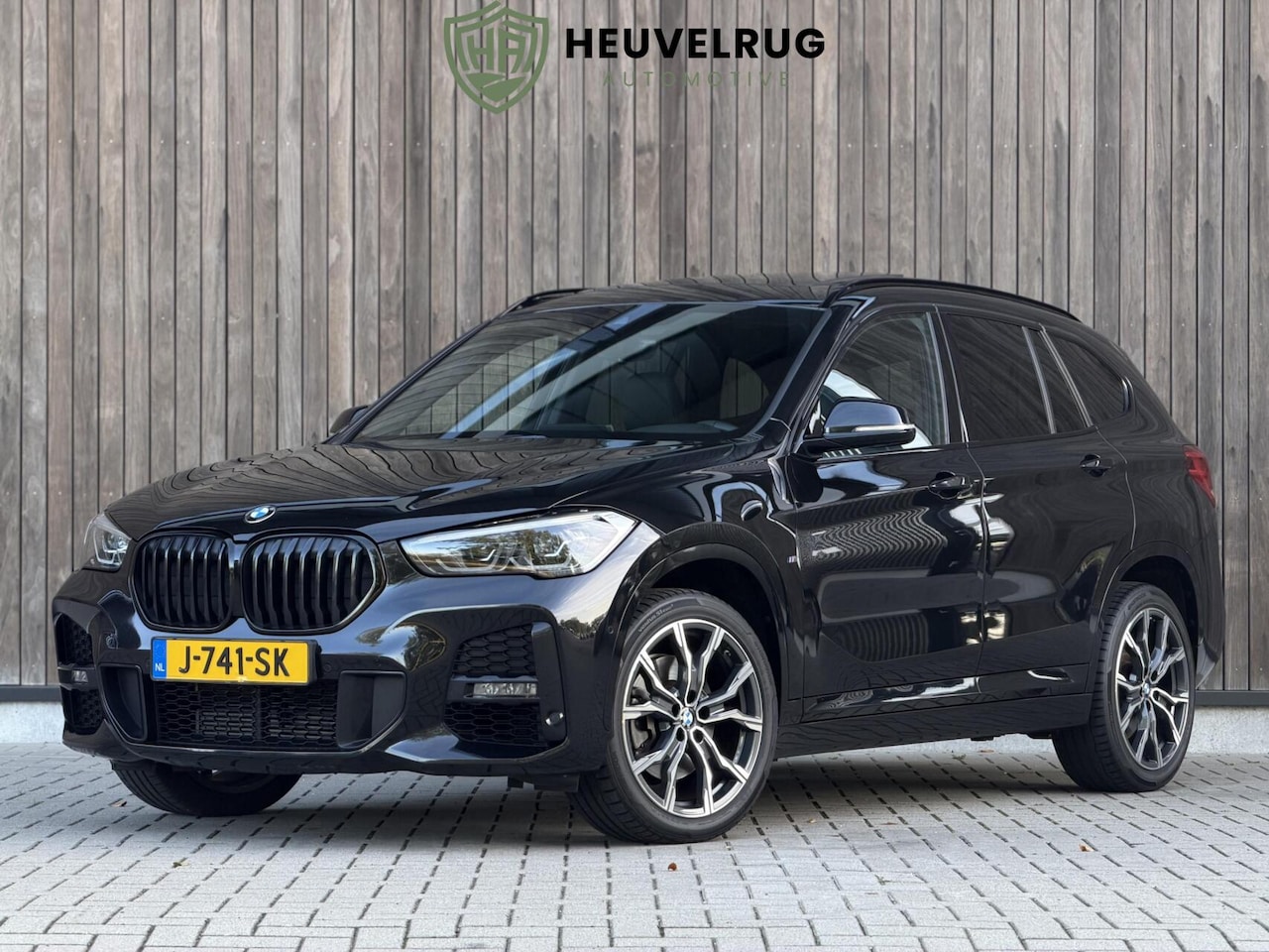 BMW X1 - sDrive20i High Executive Edition M-SPORT |FACELIFT | PANO | CAMERA | TREKHAAK | HUD | GOED - AutoWereld.nl