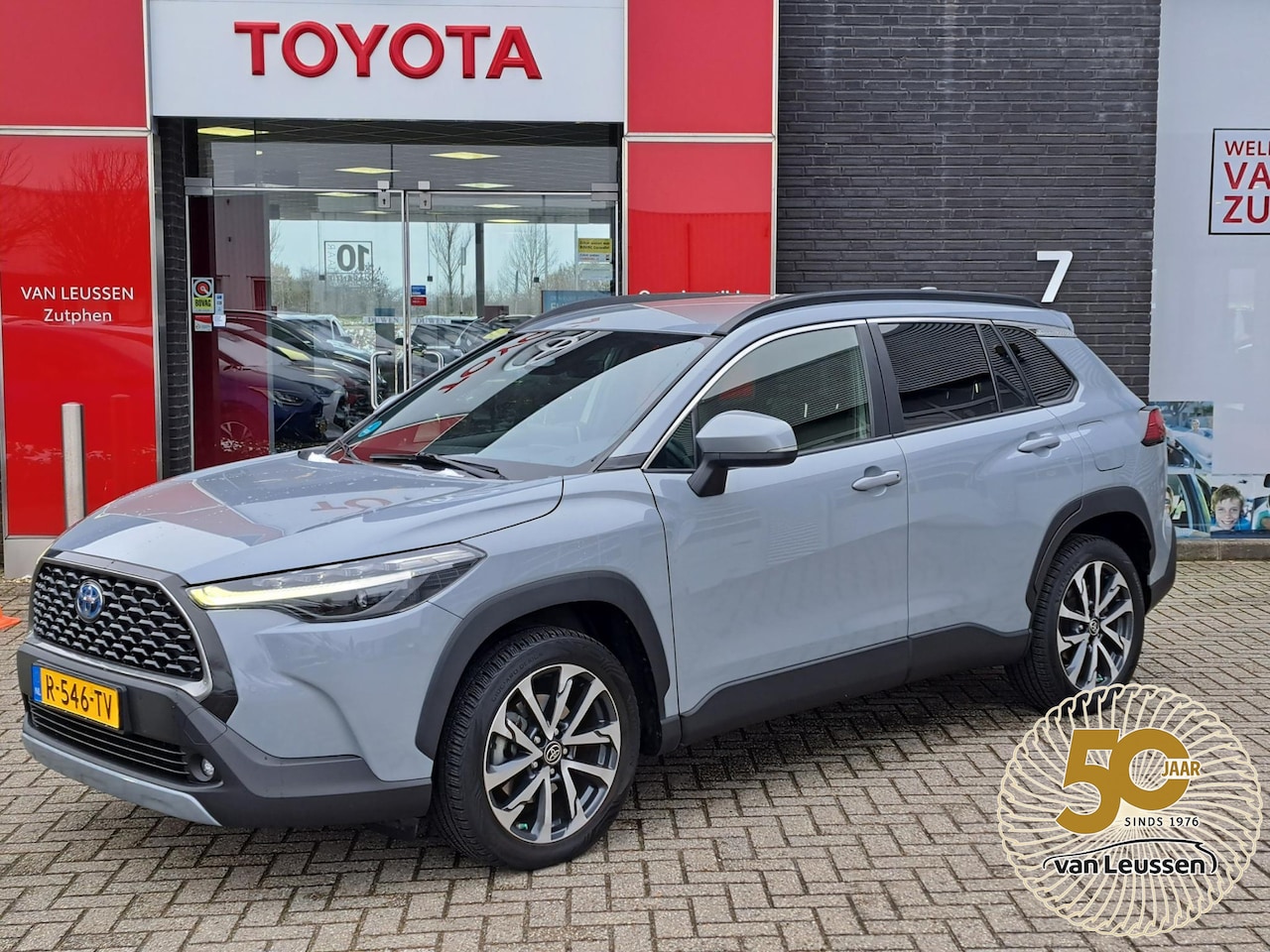Toyota Corolla Cross - 2.0 HYBRID 184PK FIRST-EDITION BLIND-SPOT EL-ACHTERKLEP LM-VELGEN KEYLESS PARK-SENSOREN ST - AutoWereld.nl