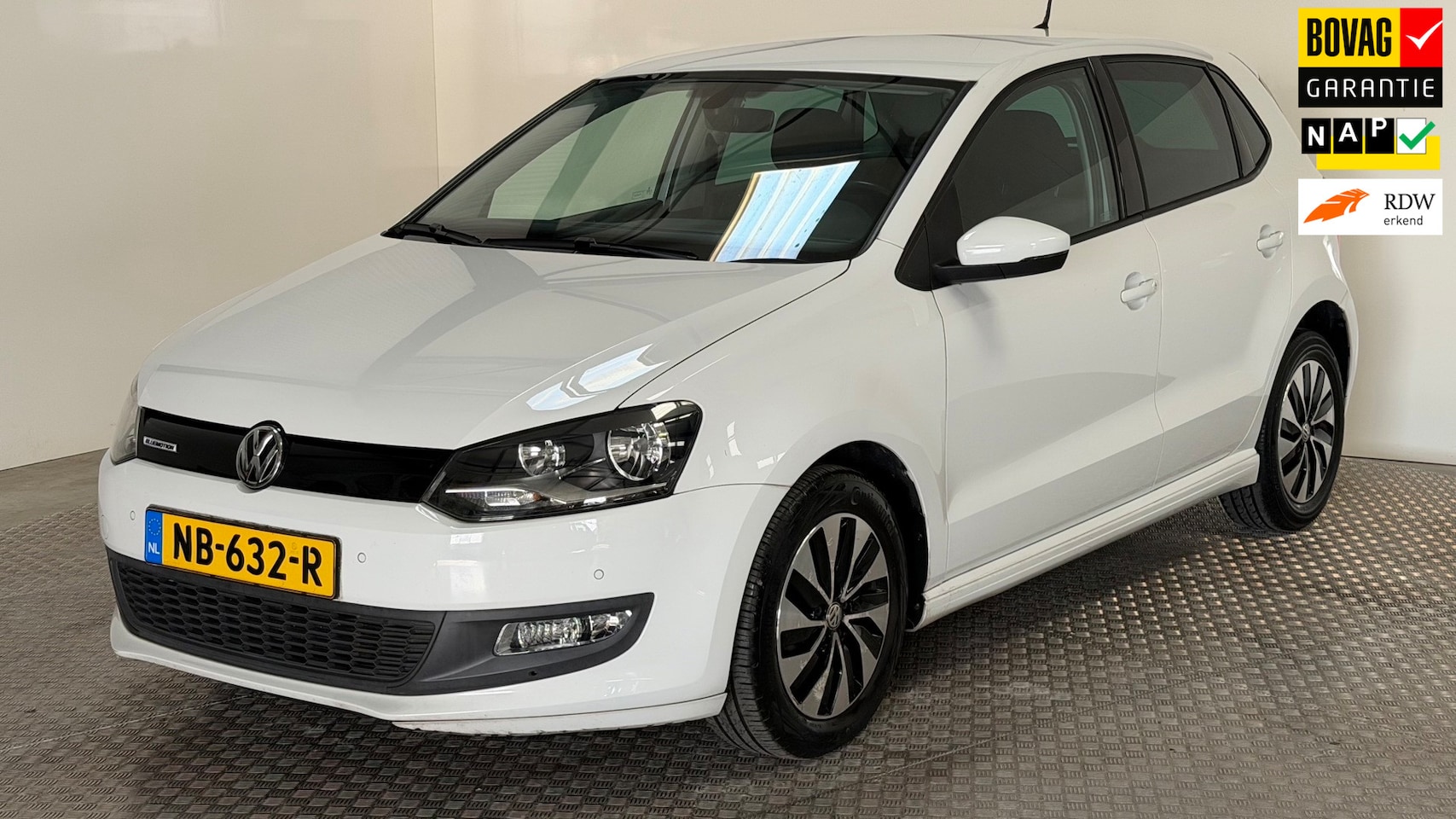 Volkswagen Polo - 1.0 BlueMotion Connected Series benzine parkeersonsoren airco navigatie cruisecontrole car - AutoWereld.nl