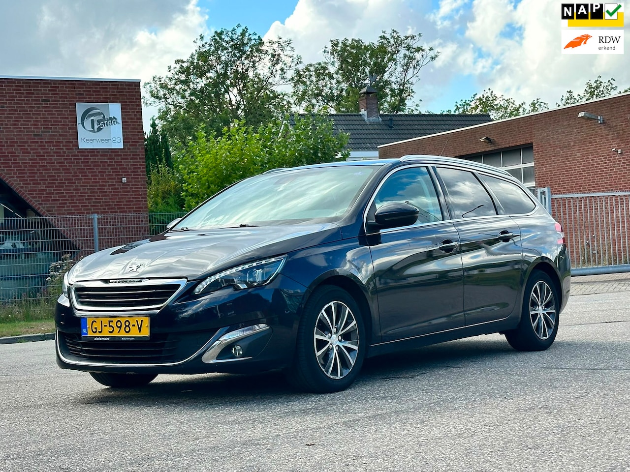 Peugeot 308 SW - 1.2 e-THP Allure Automaat*Achteruit camera*Pano*Navigatie*NAP*LED*Cruise*Clima*Trekhaak*LM - AutoWereld.nl