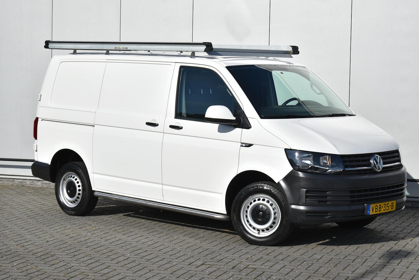 Volkswagen Transporter - 2.0 TDI L1H1 Airco Navi Apple Euro 6 - AutoWereld.nl