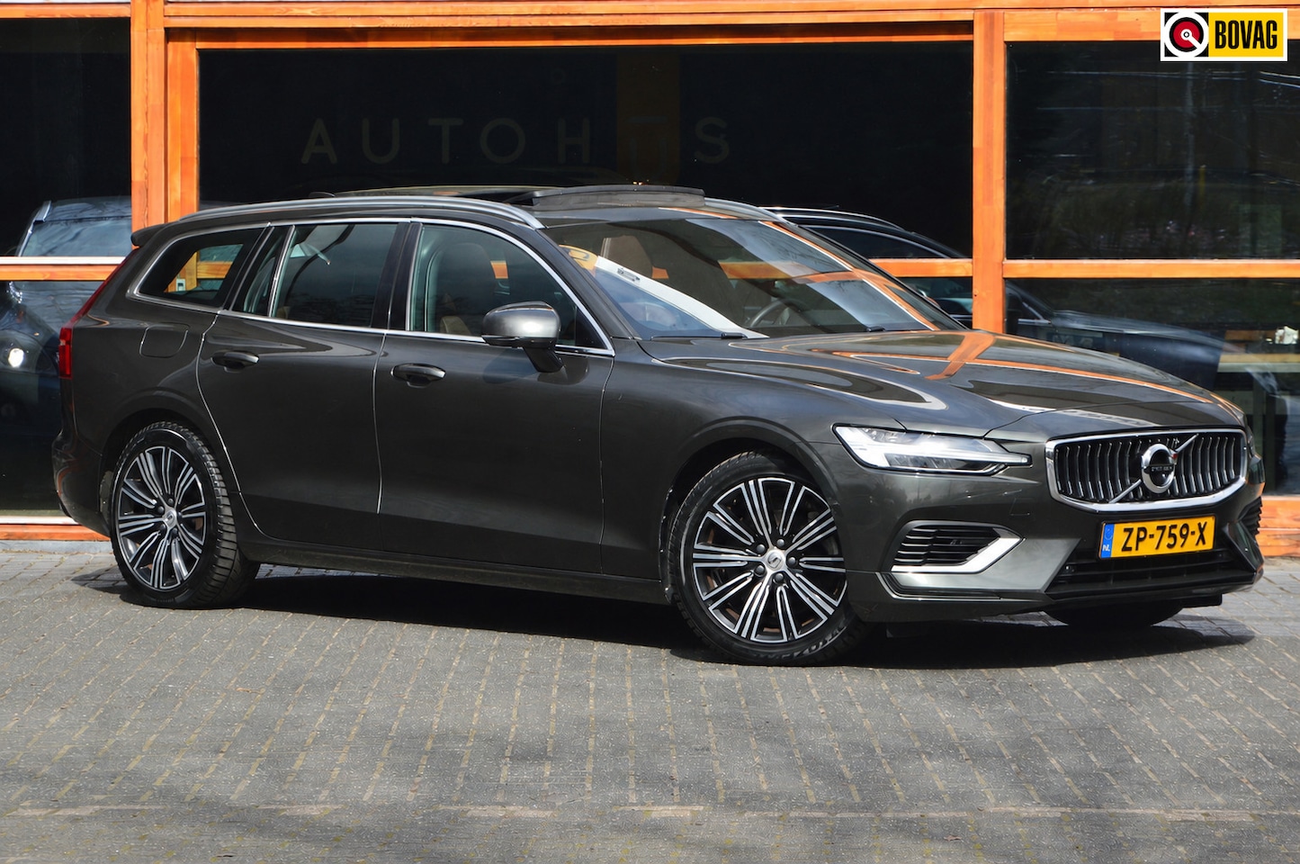 Volvo V60 - T8 Hybride AWD Inscription | Panoramadak | Camera | Stoelverwarming | BLIS | Trekhaak | - AutoWereld.nl