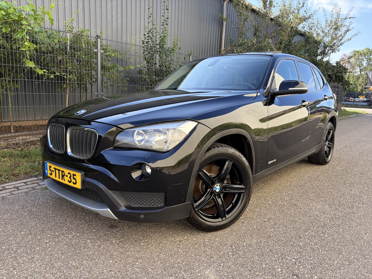 BMW X1 - 18i sDrive Executive / NAVI / PANORAMASDAK / AIRCO / TREKHAAK / 162dkm! - AutoWereld.nl