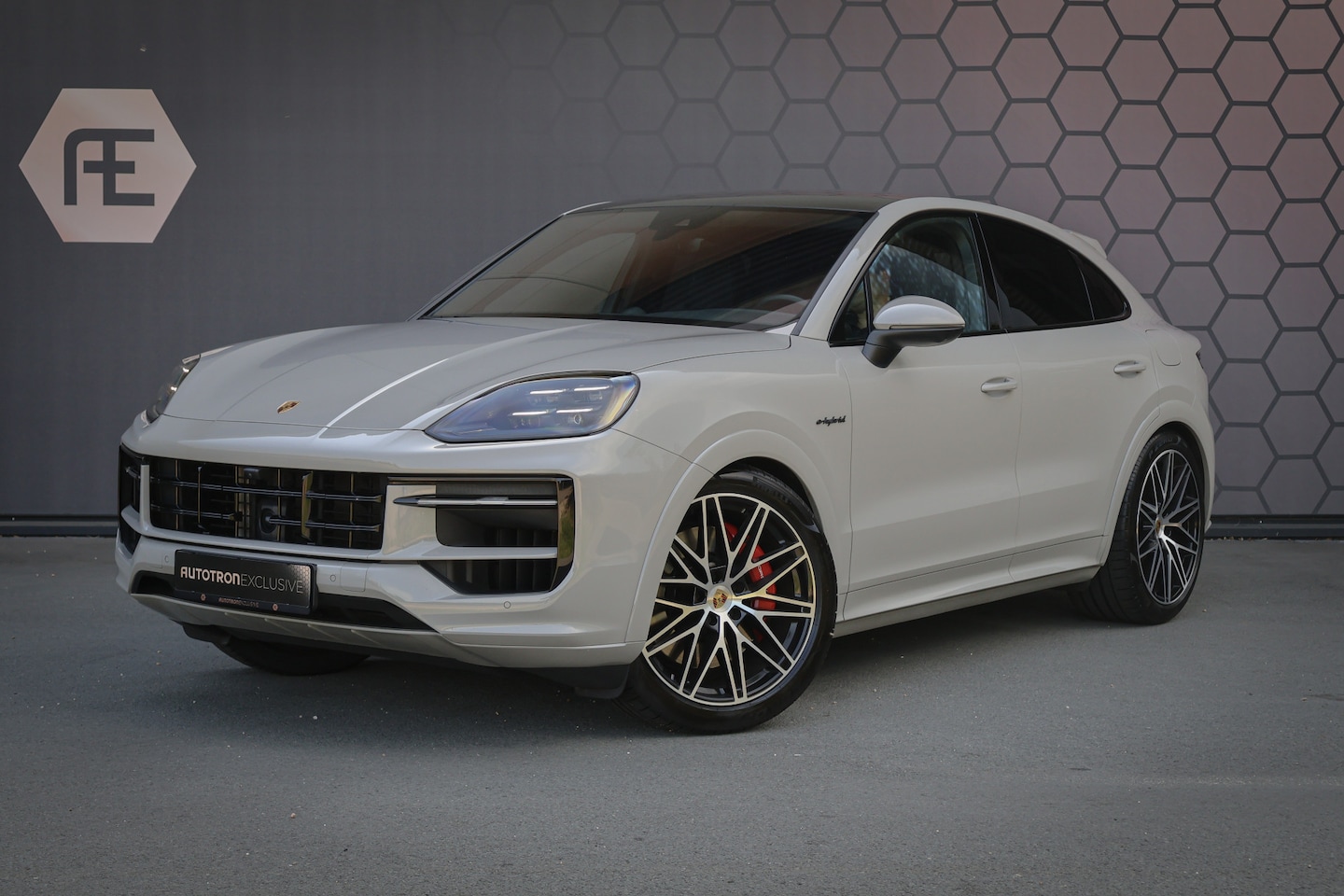 Porsche Cayenne Coupé - 3.0 S E-Hybrid | PASSENGER DISPLAY | ELEKTRISCHE TREKHAAK | PASM | BOSE | SOUND PACKAGE PL - AutoWereld.nl