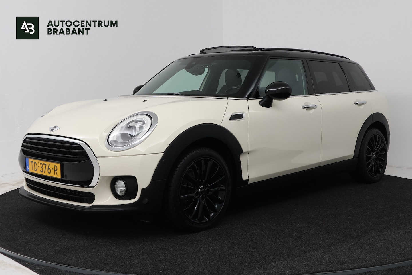 MINI Clubman - 1.5 Cooper Chili Business Plus (PANORAMADAK, NAVIGATIE, STOELVERWARMING, PDC, SFEERVERLICH - AutoWereld.nl