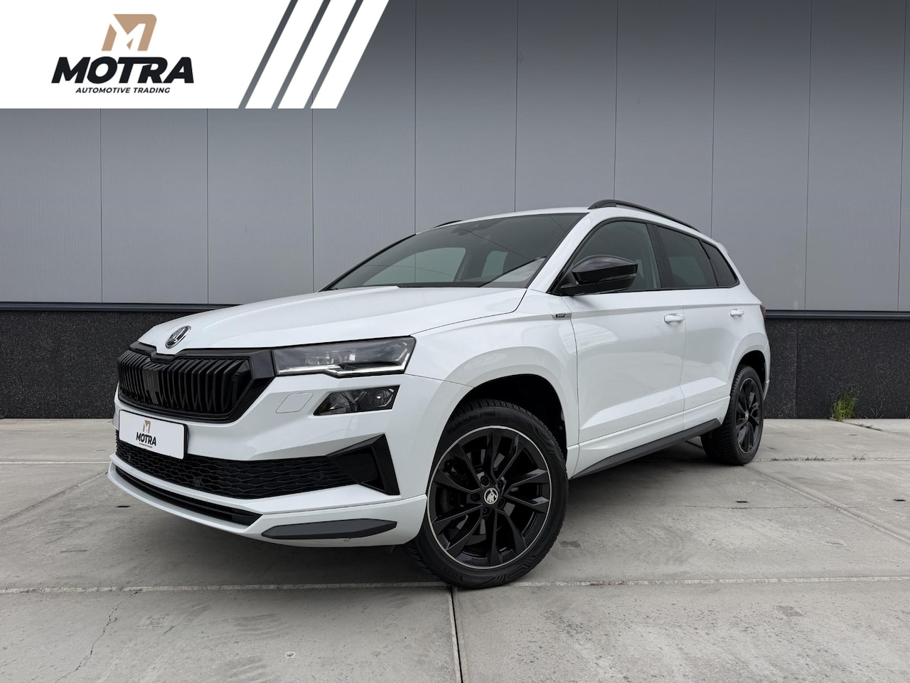 Skoda Karoq - 1.5 TSI 150pk DSG Sportline Business | Adaptieve Cruise | Sfeerverlichting | Crystal LED | - AutoWereld.nl