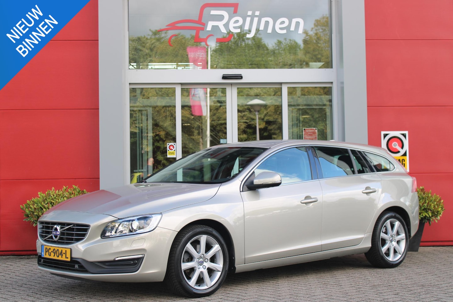 Volvo V60 - 1.5 T2 123PK AUTOMAAT POLAR+ | AFNEEMBARE TREKHAAK | STOEL/STUUR VERWARMING | ALL SEASON B - AutoWereld.nl