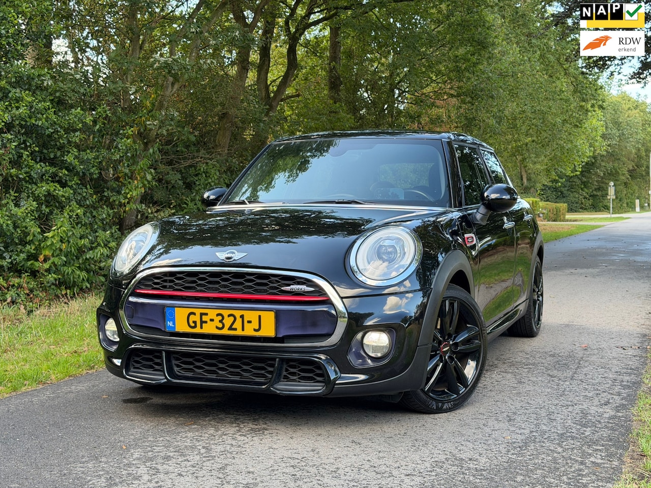 MINI 5-Deurs - 1.5 Cooper | JCW Uitvoering + Head-Up + Keyless Nu € 10.975,-!!! - AutoWereld.nl