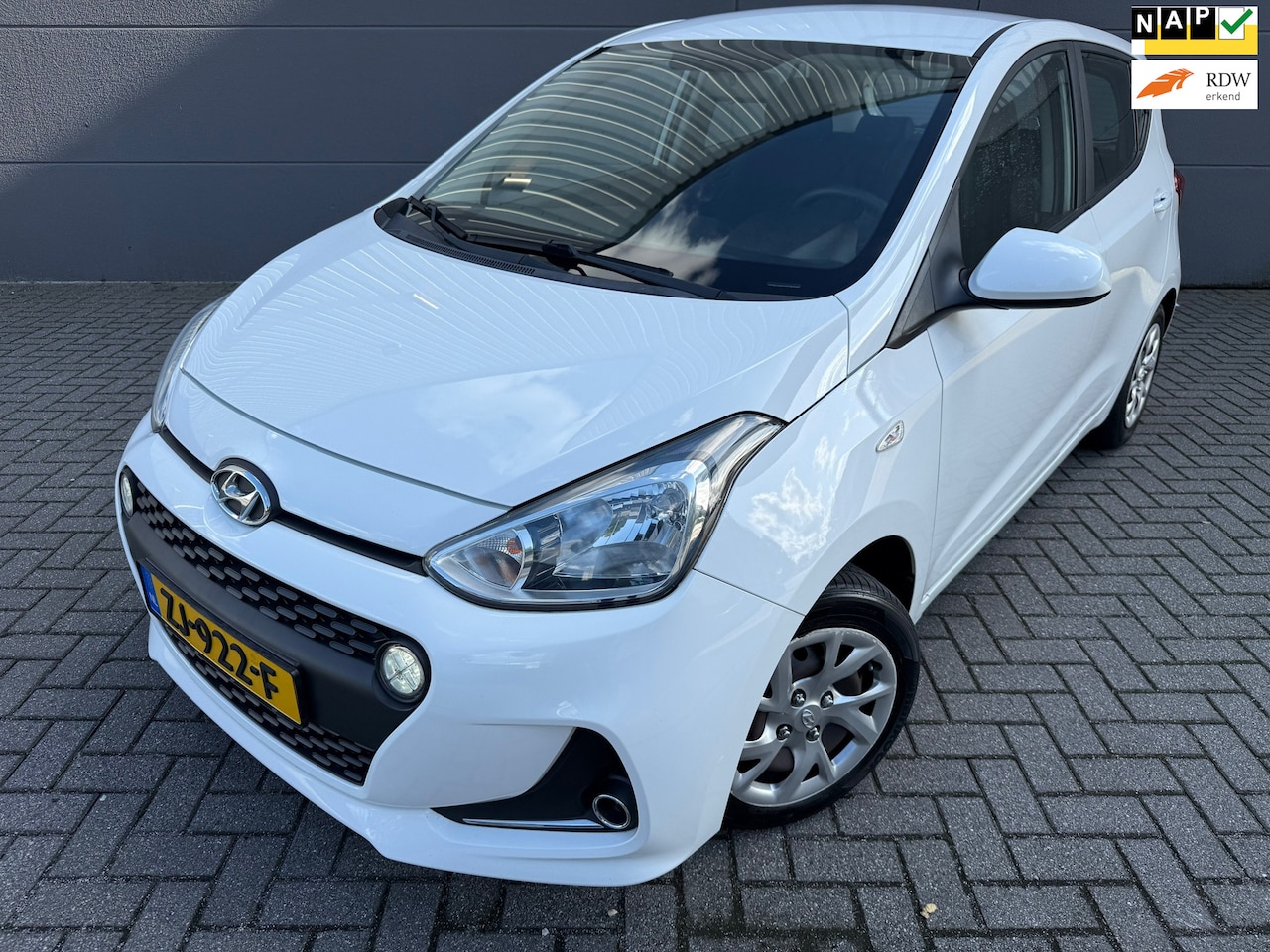 Hyundai i10 - 1.0i Comfort*AIRCO*APK*NAP*NAVI*CRUISE*CARPLAYE*PARK SENSOREN - AutoWereld.nl