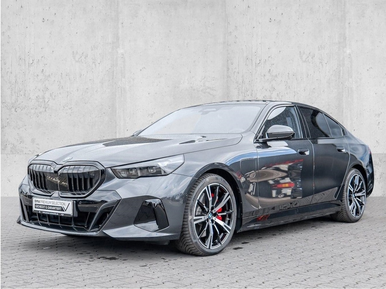 BMW 5-serie - 550e xDrive M-SPORT ** LED, LEDER, PANO, TREKH, 20-inch LMV, M-REMMEN, MEM ** Ex BMW-AG ** - AutoWereld.nl