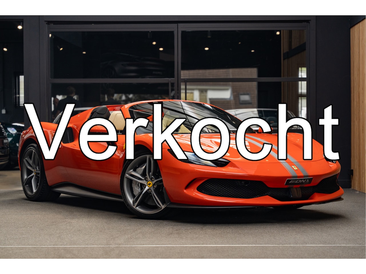 Ferrari 296 GTS - Rosso Dino Lift JBL Matte Carbon Airbushed Shields 3.0 V6 296 GTS Historic Colour Rosso Di - AutoWereld.nl