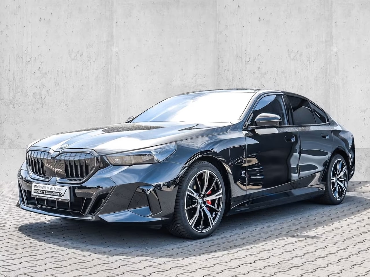 BMW 5-serie - 550e xDrive M-SPORT ** LED, LEDER, PANO, TREKH, 20-inch LMV, M-REMMEN, MEM ** Ex BMW-AG ** - AutoWereld.nl