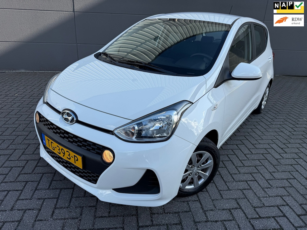 Hyundai i10 - 1.0i Comfort*1eEigenaar*CARPLAY*NAVI*Cruise*Bluetooth*NAP*APK - AutoWereld.nl