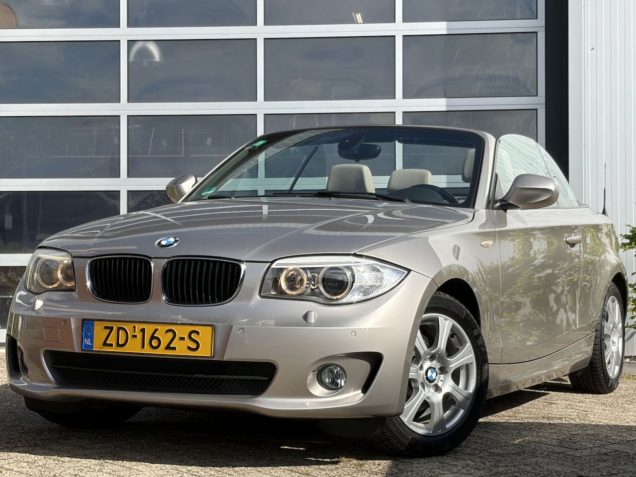BMW 1-serie Cabrio - 118i High Executive 143pk | Airco automatisch | Cruise control | Lederen bekleding | Parke - AutoWereld.nl