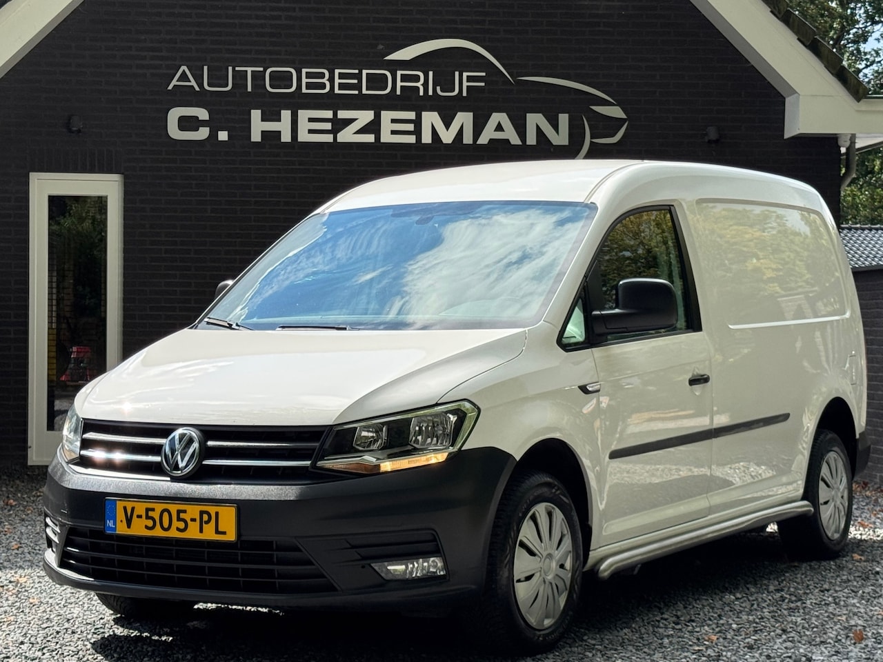Volkswagen Caddy Maxi - 2.0 TDI L2H1 DSG Highline Cruise Control Airco Navigatie Trekhaak AUX USB - AutoWereld.nl