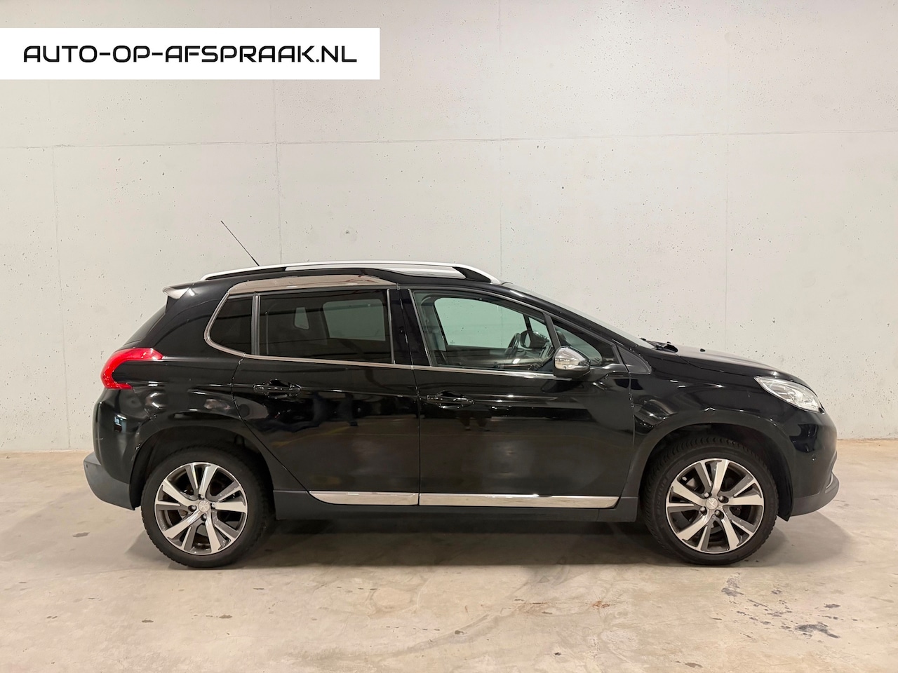 Peugeot 2008 - 1.2 PureTech Féline Pano Navi PDC Clima Cruise C APK NAP - AutoWereld.nl