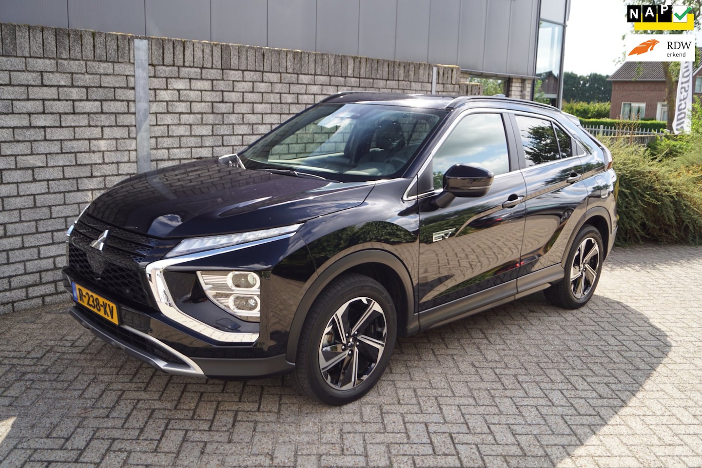 Mitsubishi Eclipse Cross - 2.4 PHEV Intense+ Autom 4 WD Leder/Alcantara Sportst Stoelverw Navi Camera Clima Cruise 2x - AutoWereld.nl